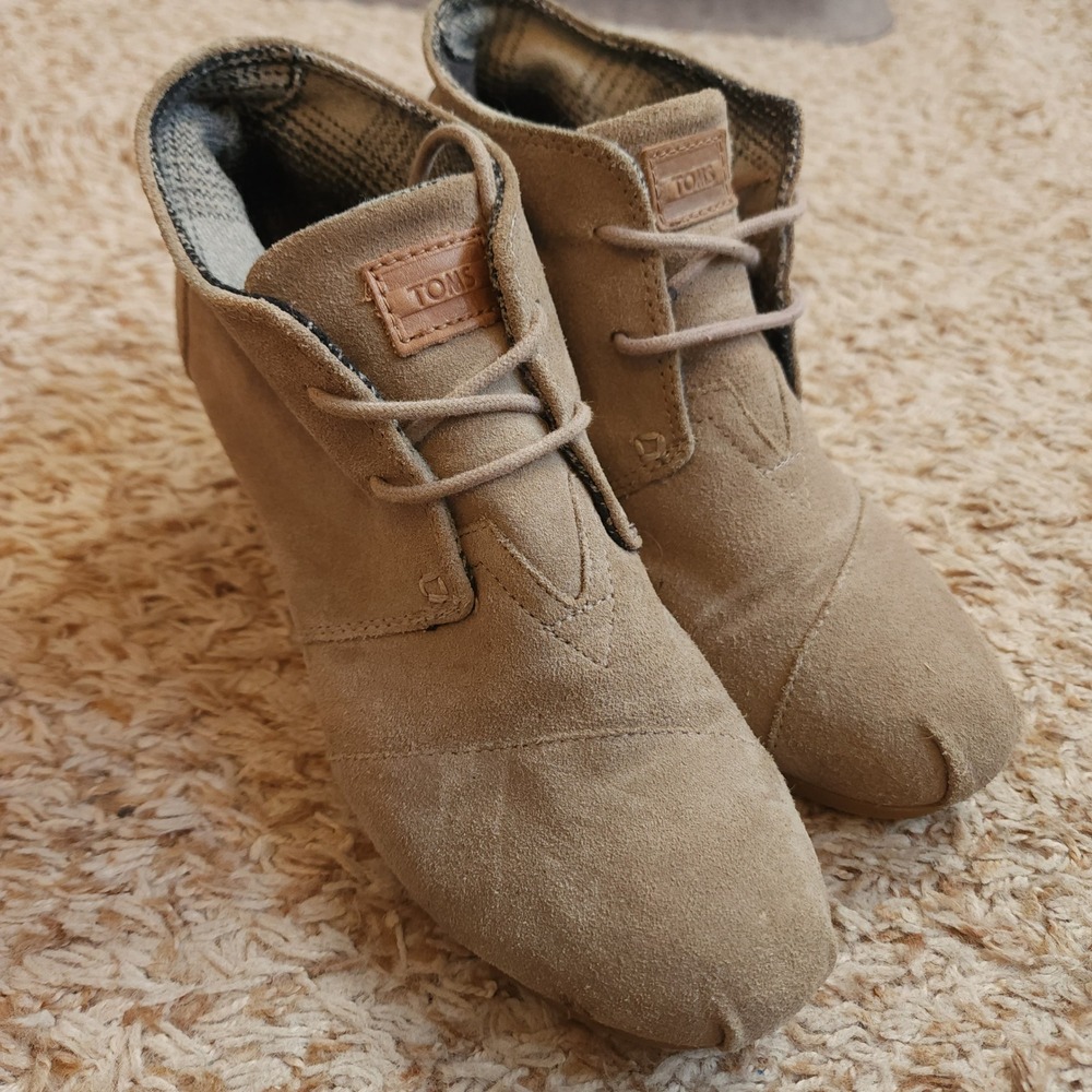 TOMS Desert Wedge Booties Women 7.5 Tan Taupe Suede Lace Up Ankle Boots